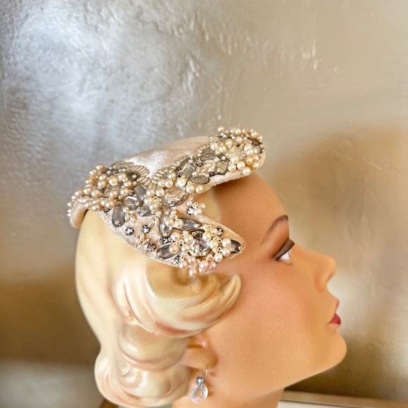 ROYAL 1950s\' PALE YELLOW VELVET COCKTAIL HAT + PEARLS & BEADS main image 8